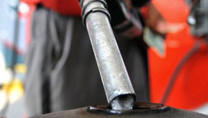 16 ستمبر 2023 کو پیٹرول کی قیمت فی لیٹر 331 روپے 38 پیسے تھی/ فائل فوٹو