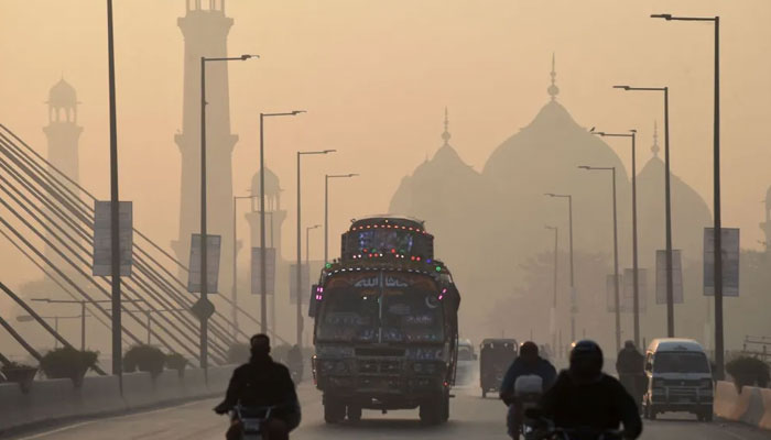 فضائی آلودگی میں کراچی بھی پیچھے نہ رہا اور شہر آلودہ ترین شہروں کی فہرست میں دوسرے نمبرپر دیکھا گیا ہے/ فائل فوٹو