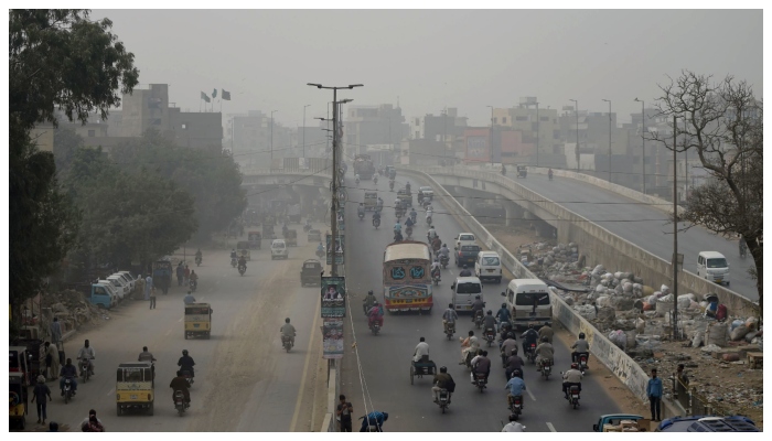 شہرِ قائد میں فضائی آلودگی کنٹرول کرنے کے اقدامات نہ ہونے کے برابر ہیں__فوٹو: فائل