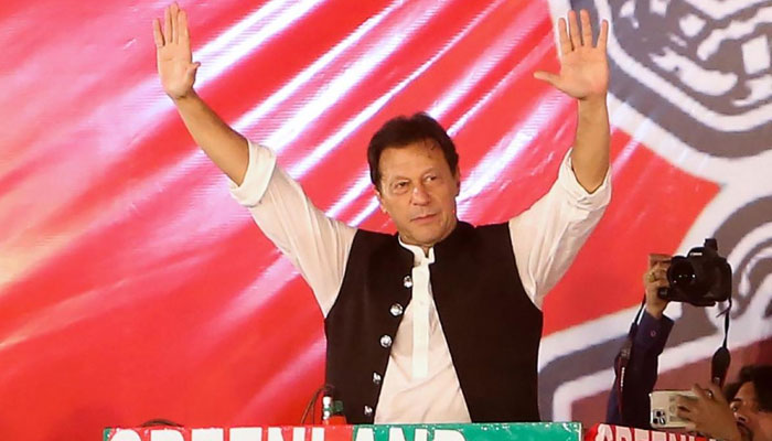 عمران خان کے کاغذات نامزدگی قومی اسمبلی کے حلقہ این اے 89 میانوالی سے جمع کرائے گئے— فوٹو:فائل
