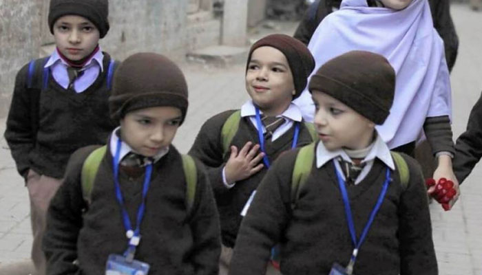 پنجاب بھرمیں اسکولوں میں موسم سرما کی تعطیلات یکم جنوری کو ختم ہورہی تھیں— فوٹو:فائل