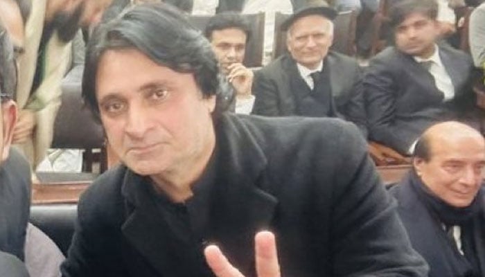 گزشتہ روز خرم لطیف کھوسہ کو پولیس نے ایک ساتھی سمیت تھانا مزنگ میں درج مقدمے میں گرفتار کیا تھا— فوٹو: سوشل میڈیا