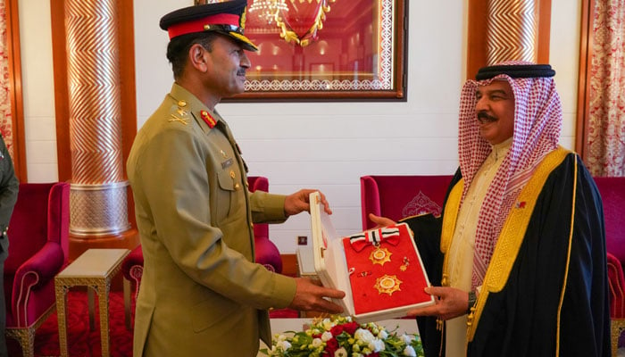 کمانڈر بحرین نیشنل گارڈ نے بحرین نیشنل گارڈ کو ملٹری اور انسداد دہشت گردی کے شعبوں میں اعلیٰ پیشہ ورانہ تربیت فراہم کرنے پر پاک فوج کا شکریہ ادا کیا— فوٹو: بحرین نیوز ایجنسی