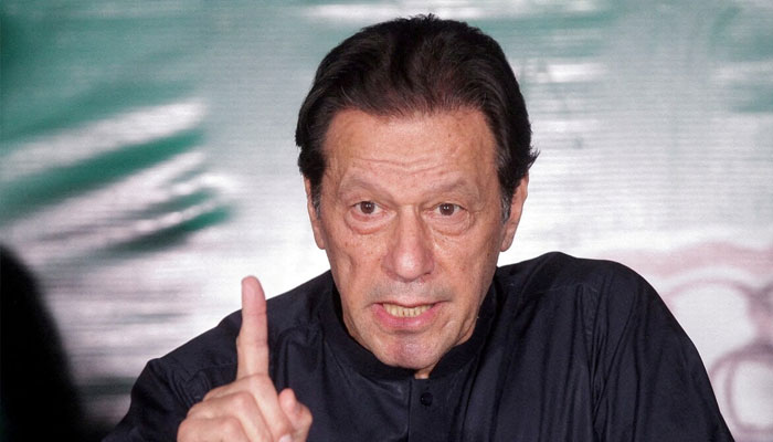 عمران خان نے صحافی سے گفتگو میں پہلے کہا انہوں نے خود آرٹیکل لکھا، بعد میں کہا انہوں نے ڈکٹیٹ کروای/ فائل فوٹو