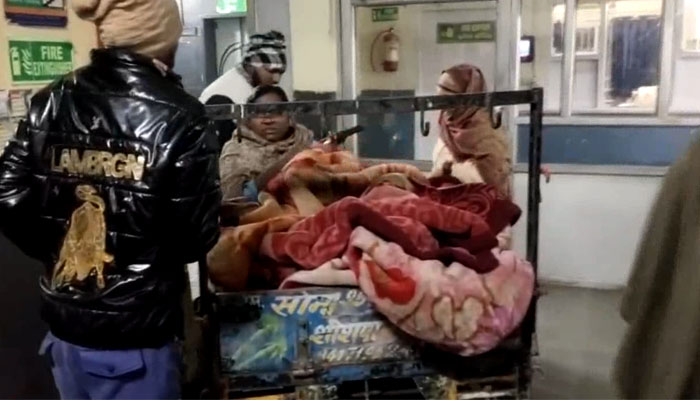 اہلیہ کو اسپتال کے دروازے سے اٹھاکر ایمرجنسی وارڈ میں لانے کیلئے اسپتال انتظامیہ نے اسٹریچر تک کی مدد نہیں کی: حاملہ خاتون کے شوہر/ فوٹو بھارتی میڈیا
