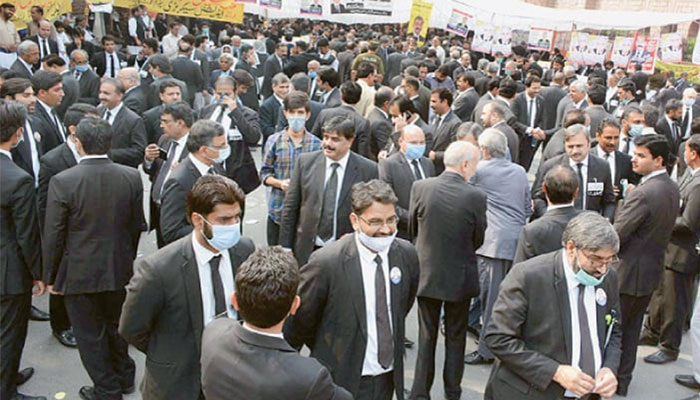 بار ایسوسی ایشن کے انتخابات میں 9 سیٹوں پر 36 امیدوار میدان میں تھے، صدارت کیلئے منیر حسین بھٹی، ادیب اسلم بھنڈر اور عمران مسعود مد مقابل تھے— فوٹو: فائل