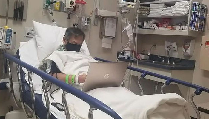 سندرا وینیگس نامی خاتون نے اسپتال کے بستر پر کام کرتے اپنے والد کی یہ تصویر لی—فوٹو: انسٹاگرام