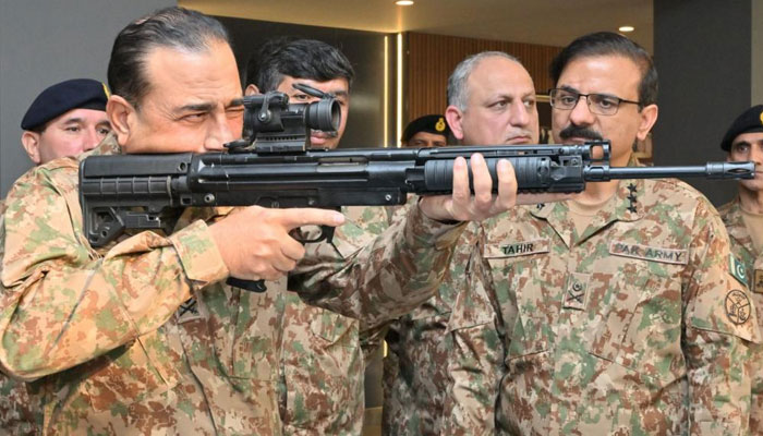 پی او ایف جیسی مقامی صنعتوں کی ترقی سے قومی ترقی کا راستہ متعین ہوتا ہے: آرمی چیف— فوٹو:آئی ایس پی آر