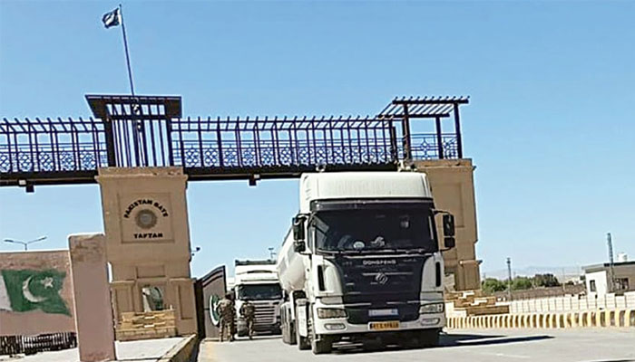 تفتان میں پاک ایران بارڈر سے 110 ٹرکوں اور کنٹینروں کی آمد رفت ہوئی: کسٹمز حکام— فوٹو: فائل
