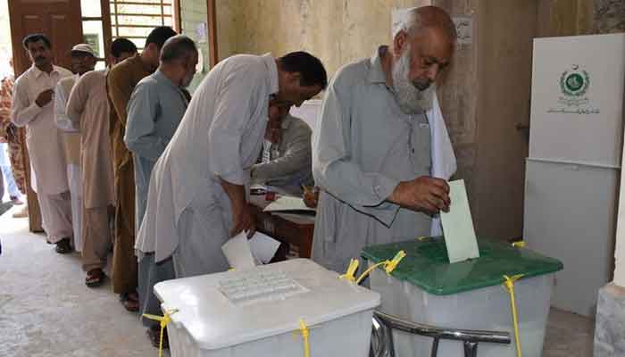 آر او نے آزاد امیدوار صادق علی کے انتقال کے باعث دونوں حلقوں میں الیکشن ملتوی کرنے کے احکامات جاری کیے تھے۔ فوٹو فائل