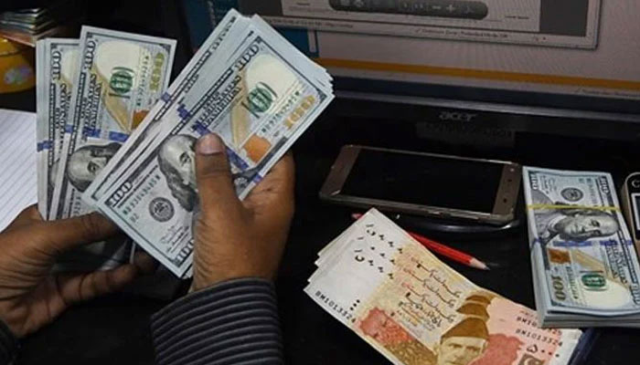 گزشتہ روز انٹربینک میں تبادلہ میں ڈالر 279 روپے 69 پیسے پر بند ہوا تھا— فوٹو:فائل