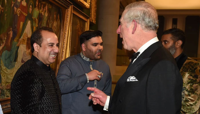 برطانوی بادشاہ چارلس نے 2017 میں ٹرسٹ کے عشائیے میں راحت فتح علی خان کو برٹش ایشین ٹرسٹ کا سفیر مقرر کیا تھا— فوٹو:فائل