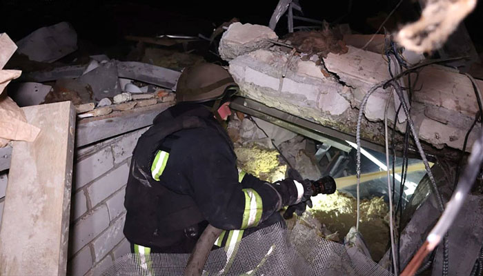تباہ شدہ عمارت کے ملبے میں لوگوں کو تلاش کیا جا رہا ہے / فوٹو بشکریہ State Emergency Service of Ukraine