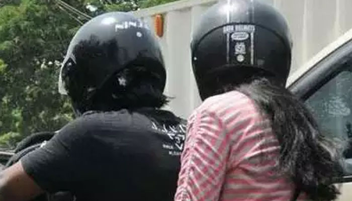 بھارتی ریاست چھتیس گڑھ سے تعلق رکھنے والےسید یادو نے اپنی بیٹی کی شادی پر 60 کے قریب ہیلمٹ مہمانوں کو بطور تحفہ دیے ہیں/ فائل فوٹو