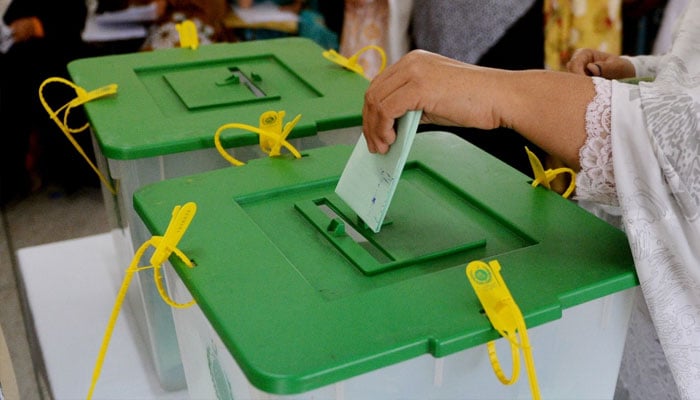 ووٹ ڈالنا قومی ذمے داری ہے لیکن الیکشن میں ووٹ ڈالنے کا حقدار کون ہے؟/فوٹوفائل