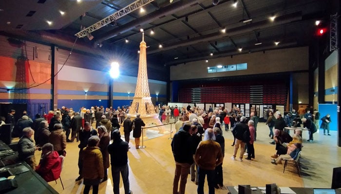 فرانس کے ایک شخص نے ماچس کی تیلیوں سے ایفل ٹاور تیار کیا / رائٹرز فوٹو