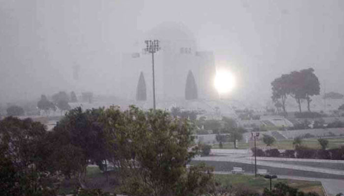 کراچی میں اس وقت ہوا میں نمی کا تناسب 85 فیصد ہے اور شمال مشرق سے ہوا 13کلو میٹر فی گھنٹہ کی رفتار سے چل رہی ہے—فوٹو: فائل