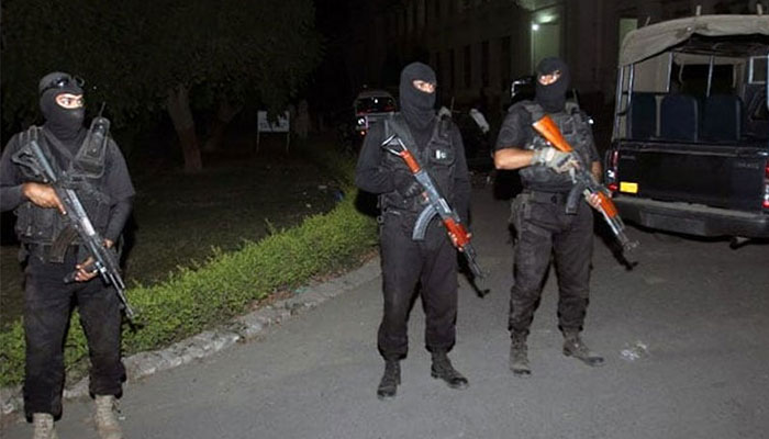 پولیس کے مطابق 12 سے 13 دہشتگردوں نے رات کے اندھیرے میں پولیس ناکے پر تین اطراف سے حملہ کیا— فوٹو: فائل