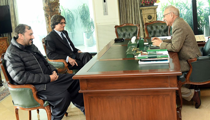 صدر عارف علوی سے پی ٹی آئی رہنما رؤف حسن اور عمیر نیازی نے ایوان صدر میں ملاقات کی— فوٹو: ایوان صدر