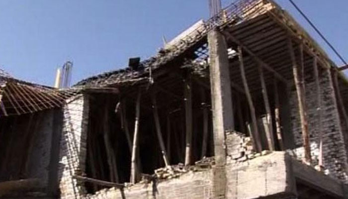 ہنجروال میں زیر تعمیر عمارت کی چھت ڈالی جارہی تھی کہ اچانک شٹرنگ گر گئی جس سے 4 افراد ملبے تلے دب گئے/ فائل فوٹو