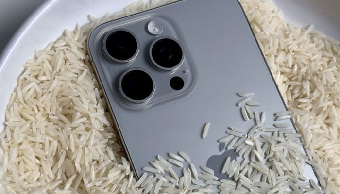 کچھ لوگوں میں یہ گماں پایا جاتا ہے کہ خشک چاول آئی فون کی نمی کو سکھانے میں مددگار ہیں تاہم اب ایپل نے اپنے صارفین کو ایسا کرنے سے گریز کا مشورہ دیا ہے/ فائل فوٹو