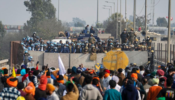 بھارتی پنجاب کی کھنوری سرحد پر سراپا احتجاج  کسانوں پر پولیس نے گولیاں اور آنسو گیس کے گولے برسائے: فوٹو غیر ملکی میڈیا