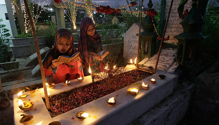 اس شب مساجد اور گھروں پر نفلی عبادات کا اہتمام ہوتا ہے، بڑی تعداد میں لوگ فاتحہ خوانی کے لیے قبرستان بھی جاتے ہیں— فوٹو:فائل