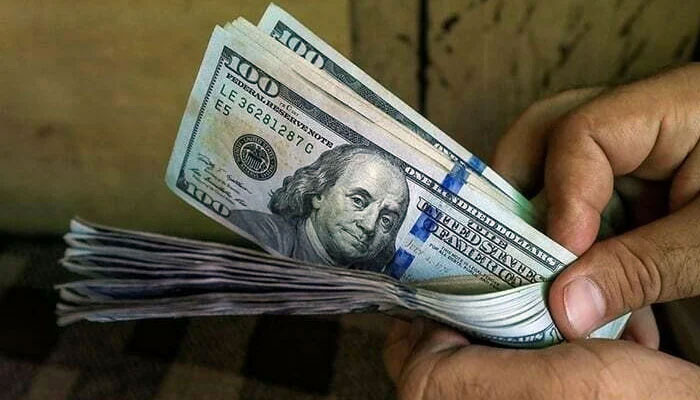 انٹر بینک میں گزشتہ ہفتے کے آخری کاروباری روز ڈالر 279.36 روپے پر بند ہوا تھا— فوٹو:فائل