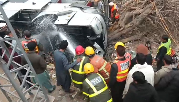 حادثے میں خواتین سمیت 15 افراد زخمی ہوئے، ریسکیو حکام— فوٹو:فائل/اسکرین گریب