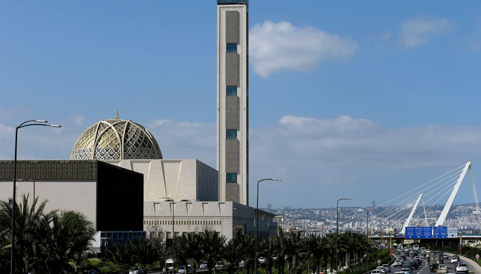 مسجد 70 ایکڑ کے رقبے پر تعمیر کی گئی ہے جس میں ایک لاکھ 20 ہزار نمازیوں کی گنجائش ہے— فوٹو: اے پی
