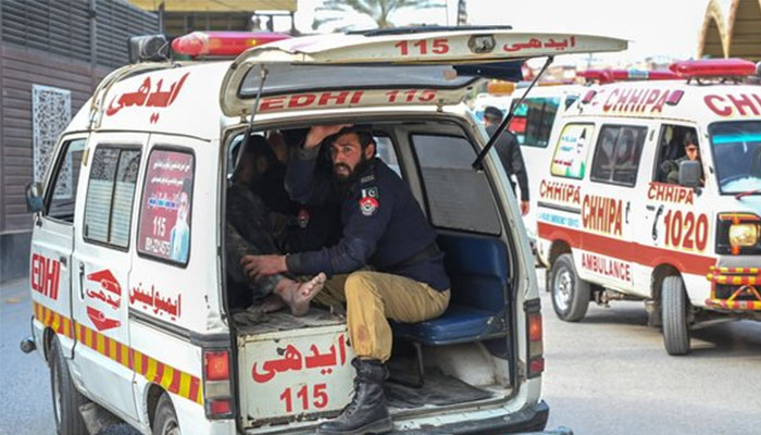 پشاور کے علاقے پھندو اور ٹیلا بند روڈ پر نامعلوم موٹر سائیکل سواروں نے فائرنگ کرکے پولیس اہلکاروں کو شہید کیا: پولیس حکام— فوٹو: فائل
