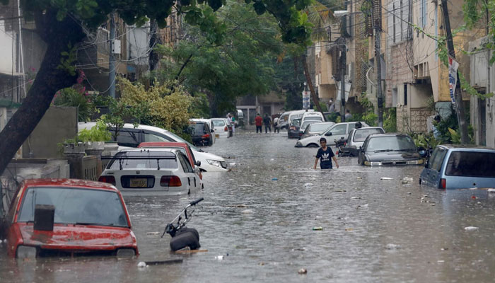 بلدیہ عظمیٰ کراچی نے محکمہ موسمیات کی پیشگوئی کے پیش نظر تمام افسران کو الرٹ رہنے کا حکم دے دیا— فوٹو:فائل