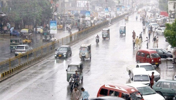 جمعے کے روز کراچی اور مضافات میں کہیں کہیں موسلادھار بارش کا امکان جبکہ حیدرآباد، ٹھٹہ، بدین اور تھرپارکر میں گرج چمک کے ساتھ بارش کی پیش گوئی— فوٹو: فائل