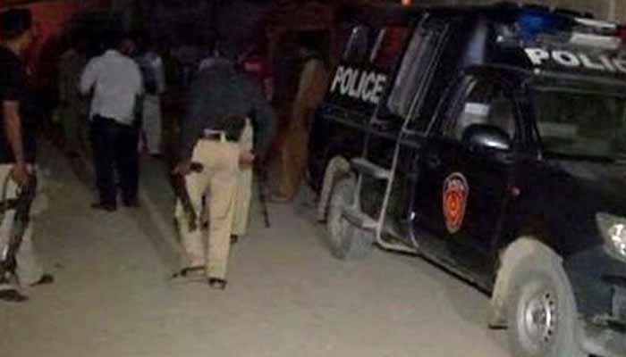 کراچی کے علاقے تین ہٹی کے قریب جمشید کوارٹر میں پولیس کا ڈاکوؤں سے مقابلہ ہوا جس میں ڈاکوؤں کے دو ساتھی فرار ہوگئے/ فائل فوٹو