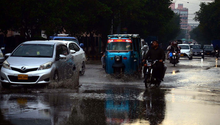 کراچی میں تیز بارش کا اسپیل تقریباًختم ہو چکا ہے، ہلکی متعدل بارش اور بوندا باندی صبح تک جاری رہ سکتی ہے: محکمہ موسمیات— فوٹو: پی پی آئی