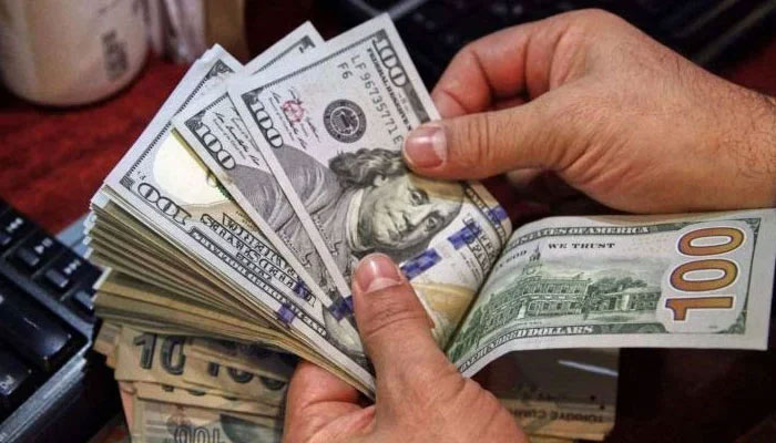 اس سے قبل انٹربینک تبادلہ میں ڈالر 279 روپے 11 پیسے پر بند ہوا تھا— فوٹو:فائل