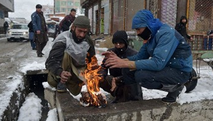 کوئٹہ میں شدید سردی کے باعث سڑکوں کے اطراف میں جمع برساتی پانی جم گیا/ فائل فوٹو