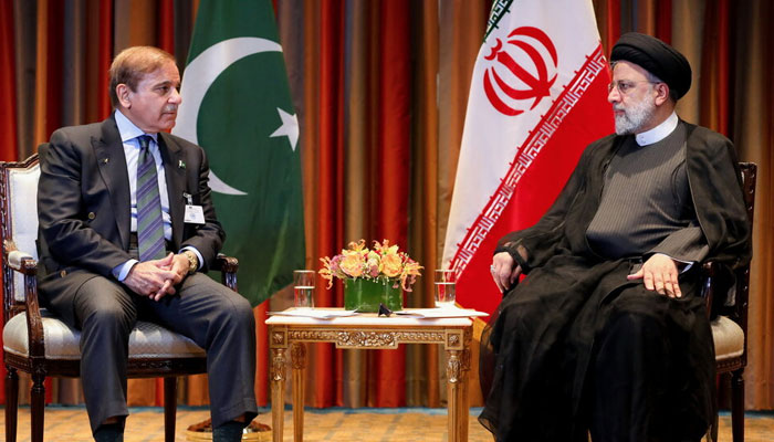 ایران کے صدر ابراہیم رئیسی نے دونوں برادر ممالک کے درمیان تعلقات کے مزید فروغ کی امید کا اظہار کیا—  فوٹو:فائل