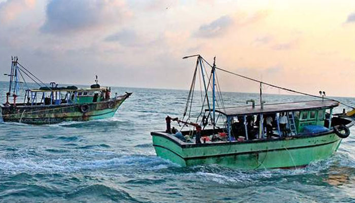 ماہی گیروں کی کشتی ٹھٹہ اورکراچی کے درمیان حجاموکریک کے قریب سمندرمیں ڈوب گئی تھی— فوٹو:فائل