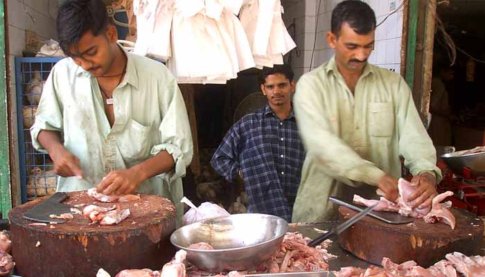 بکرے کے گوشت کی قیمت 1700، بکری کا گوشت 1450اور دنبے کا گوشت 1590 روپے فی کلو مقرر کیا گیا ہے/ فائل فوٹو