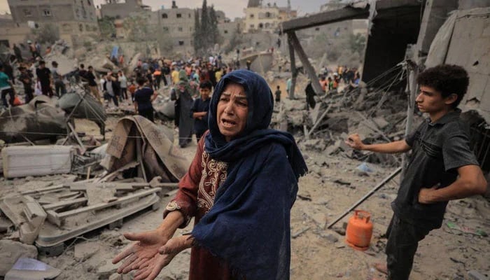 انروا کے اندازوں کے مطابق غزہ میں جاری اسرائیلی جارحیت کے نتیجے میں اب تک 9 ہزار خواتین جانبحق ہوچکی ہیں—فوٹو: عرب میڈیا