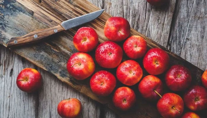 سیب جسمانی وزن میں کمی لانے کے لیے بہترین پھل ہے / فائل فوٹو