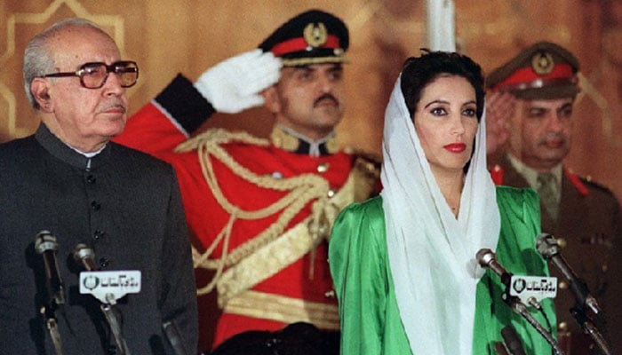 شہید محترمہ بے نظیر بھٹو اور صدر غلام اسحاق خان— فوٹو: فائل