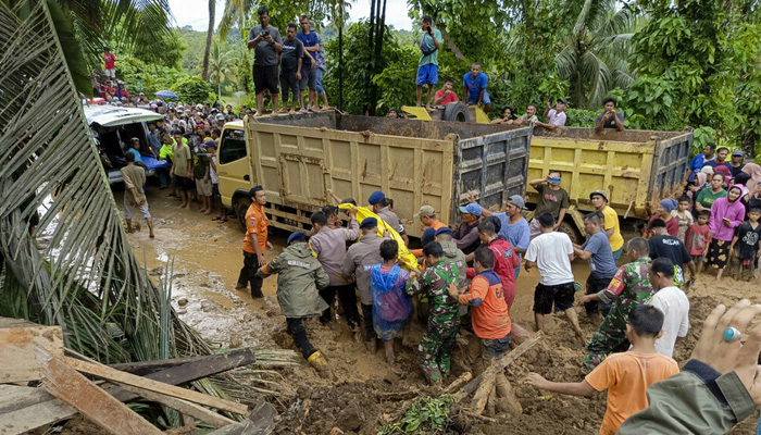 حکام نے آنے والے دنوں میں سیلاب اور لینڈ سلائیڈنگ سے مزید نقصانات کے حوالے سے خبردار کیا ہے— فوٹو: اے ایف پی