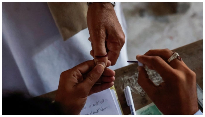 گیلپ پاکستان کے ایگزٹ پول سروے میں انکشاف کیا گیا کہ 52 فیصد پاکستانیوں نے جسے ووٹ دیا اس کا فیصلہ خودکیا__فوٹو: فائل