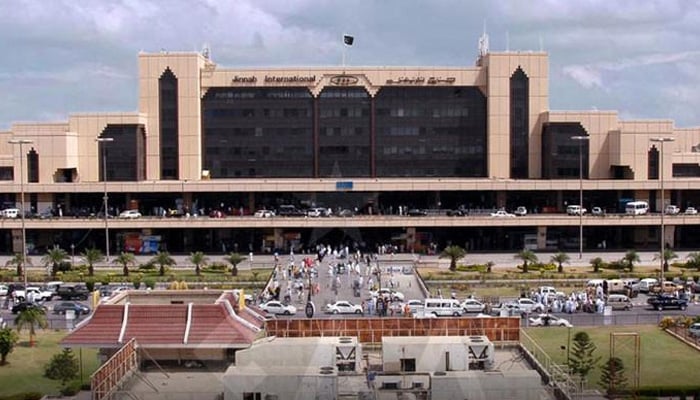 کراچی ائیرپورٹ کی کار پارکنگ فیس میں یہ 2016 کے بعد پہلا اضافہ ہے— فوٹو: فائل