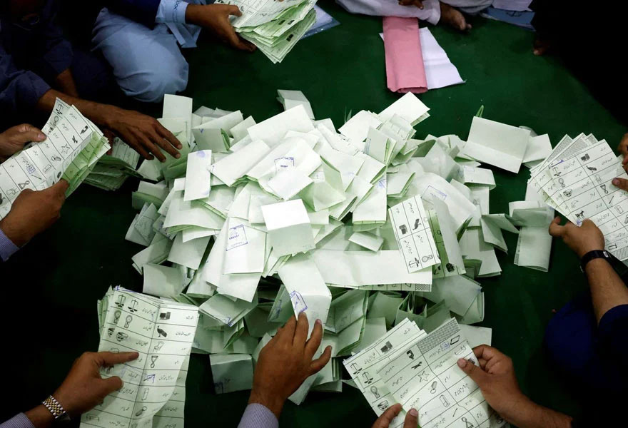پاکستان میں عام انتخابات کے دوران ووٹنگ کا وقت ختم ہونے کے بعد پولنگ عملہ ووٹوں کی گنتی کر رہا ہے۔ رائٹرز/فائل