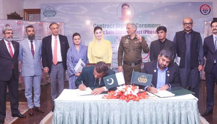 اسمارٹ سیف سٹی کےایم ڈی احسن یونس اوراین آر ٹی سی کے نمائندے عامر جاوید نے منصوبے پردستخط کیے— فوٹو: این آر ٹی سی