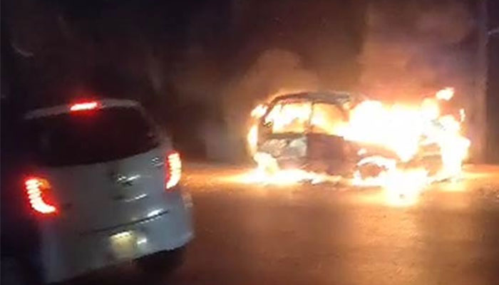 فائربریگیڈ نے بمشکل آگ بجھائی تاہم گاڑی اور موٹرسائیکل بری طرح جل کر تباہ ہوگئیں: پولیس— فوٹو: فائل