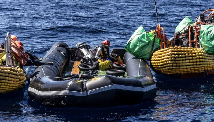 تارکین وطن لیبیا کے ساحل سے ربڑ کی کشتی میں سوار ہو کر بحیرہ روم کی جانب روانہ ہوئے تھے: میڈیا رپورٹس/ فوٹو ایس او ایس بحیرہ روم